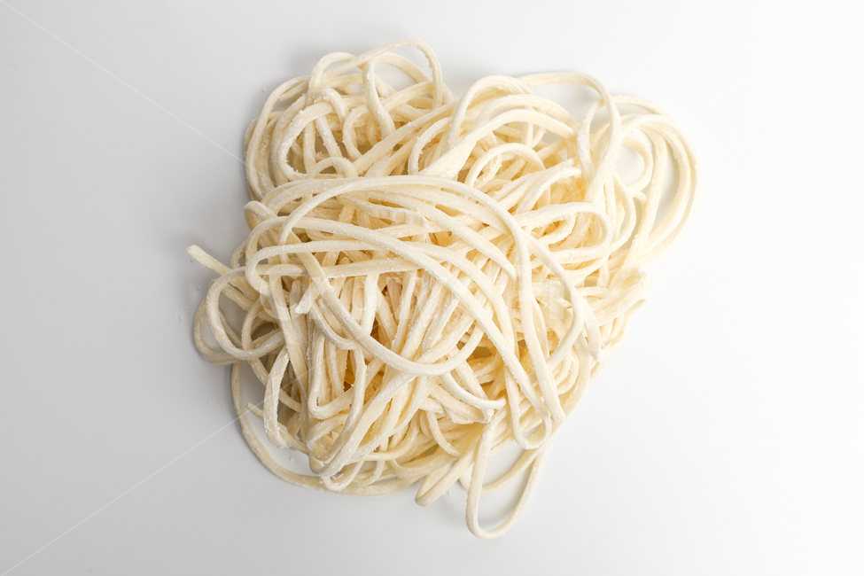 칼국수,면,밀가루,국수,생면,음식,식사,날것,요리,식재료,재료,식품,음식재료,얇은,두꺼운,밀,부드러운,맛있는,하얀색,반죽,탄수화물,생칼국수,음식,식재료,요리,food,cook,meal,dishes,food reserves