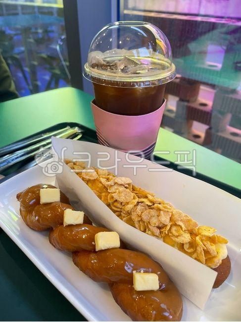 꽄ベビ,coffee,americano,bread,snack,cafe,dessert,flour,fried,marketfood,food,ingredients,cook,food,cook,meal,dishes,foodreserves,dessert,dessert,snack,cafe,icedamericano,fusion,crunchy,highcalorie,sugar