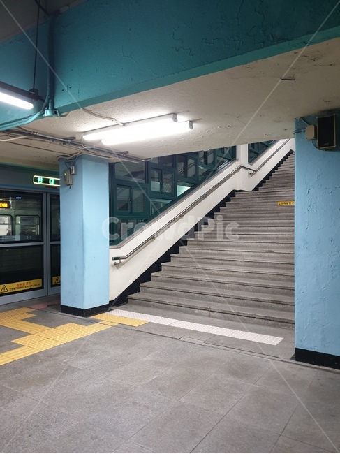 지하철,전철,퇴근,전철역,지하철계단,계단,보행,위로이동,걷기,생활방식,카피공간,0명,역,오래된,일함,건축,노랑,형광등,층계,비어있음,입구,도시,금속,비즈니스,지하철역,복도
