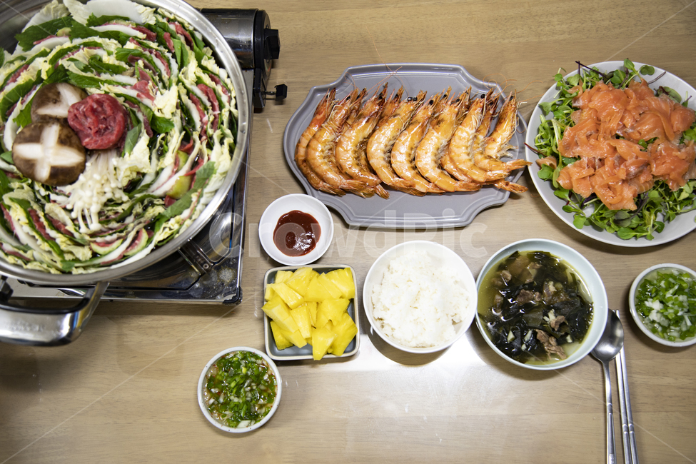 밥상,새우,연어,샐러드,밀푀유나베,meal,식사,food,음식,차림,상차림,접시,밥,국,미역국,수저,가스렌지,냄비,그릇,소스,고기,야채