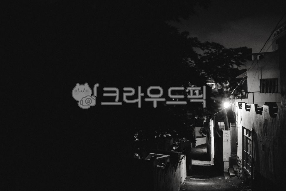 가로등,저녁,동네,골목,재개발,연립주택,주택,골목길,street,building,건물,urban,도시,road,도로,city,시티,town,빈티지,vintage,균열,오래된,쓸쓸함,밤