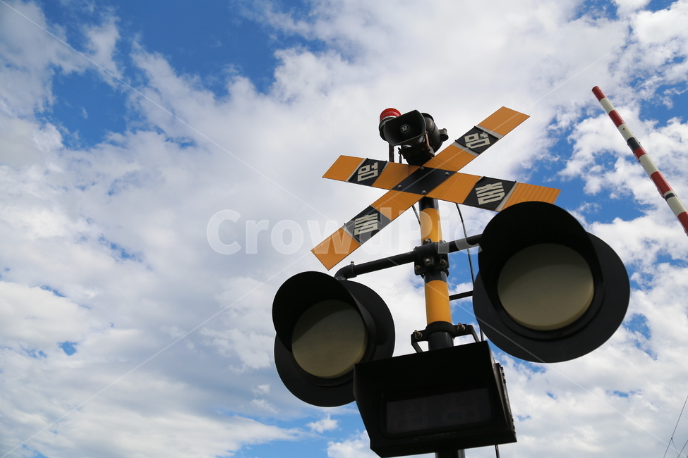 train track sign,blue sky,railroad,sign,stop sign,train track,summer sky,cloud,stoppage,cloudy sky,Traffic Light,trainroad,railroad crossing
