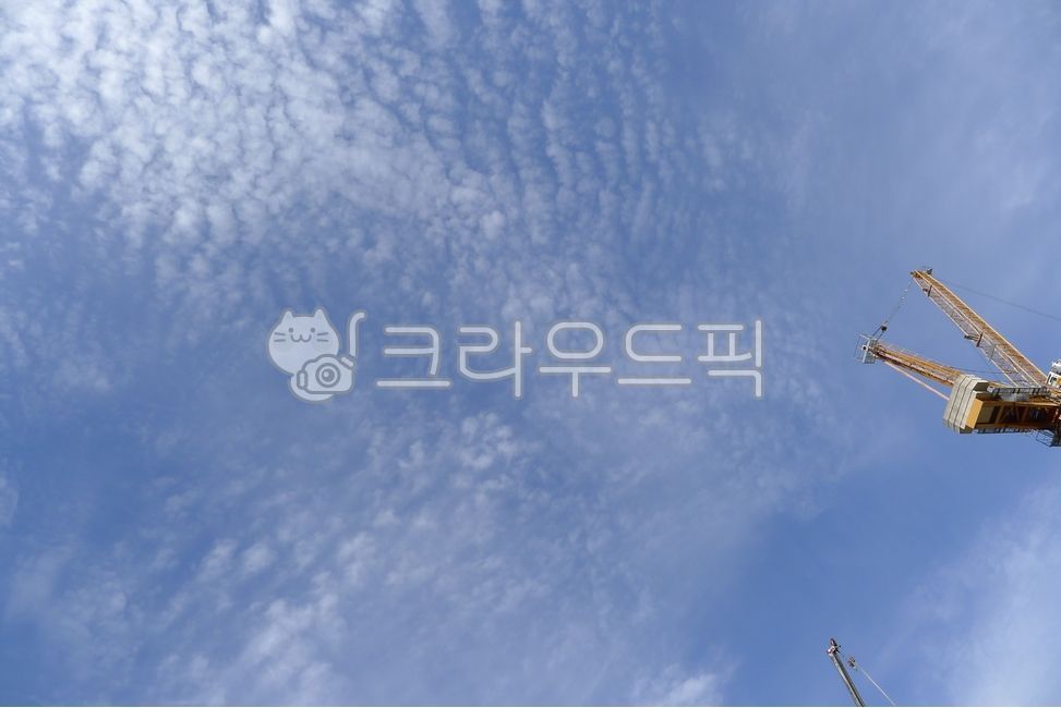 타워크레인,하늘,파란하늘,맑은하늘,가을하늘,구름,공사장,건축현장,건설,건축