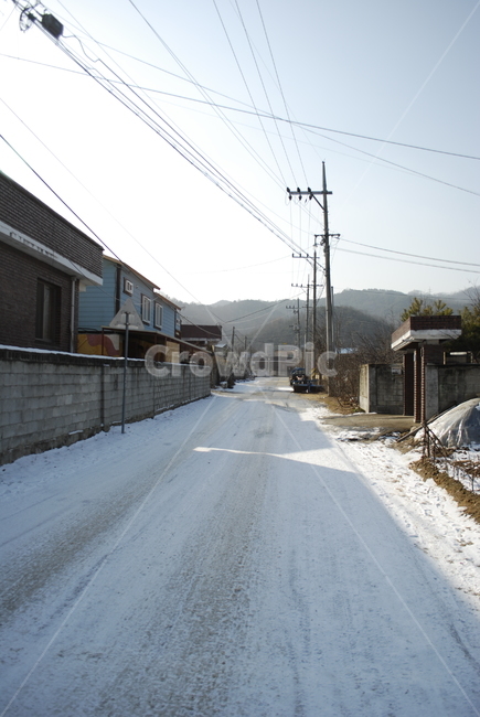 눈길,시골길,길,도로,겨울,겨울길,빙판길,하늘,시골,전봇대,전깃줄,담벼락