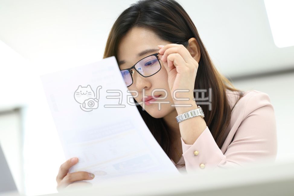 눈피로,피로,눈건강,노안,근시,난시,시력,헬스케어,집중력,스트레스,직장인,노트북,사무실,컴퓨터,모니터,업무,피곤함,안경,번아웃,여성,근무,책상,직무,회사원,증상,건강,과로,지친표정,사무직,한국인