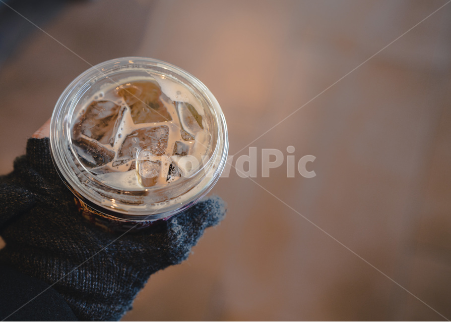 커피,아이스,아메리카노,손,장갑,들다,들고있는,플라스틱,컵,얼음,테이크아웃,커피,카페,coffee,cafe,감성,sensible,feeling