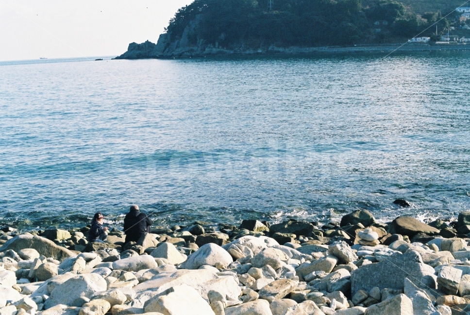 가족,할아버지와손자,따뜻함,바다,거제도,자연,풍경,nature,landscape,해변,바다,beach,sea,사람,인물,인간,human,person,가족,패밀리,family,감성,sensible,feeling,water,물