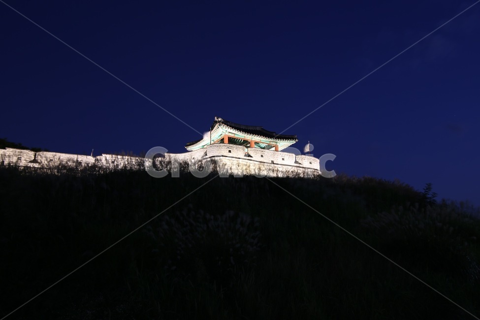 고궁,수원성,화성,수원,palace,경기도,서북각루,해질무렵,여명,성곽,조명,성벽,여름,시원함,밤,풍경,야경,야경,밤,풍경,nightscape,night,landscape,한국전통,한국문화,korean traditional,korean culture,랜드마크,landmark,tourist attraction,한국랜드마크,한국관광지,한국명소,korea landmark,korea tourist attraction,architecture,건축물,building,건물