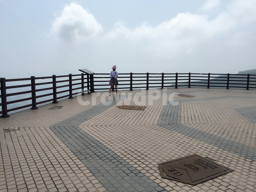 구름,cloud,하늘,sky,여자,남해,국내여행,자연,풍경,nature,landscape,사람,인물,인간,human,person,여성,여자,woman,female,lady,railing,난간,boardwalk,산책로,building,건물,bridge,다리