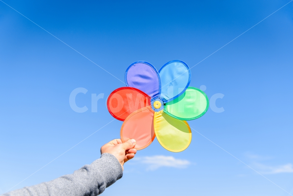 바람개비,무지개,희망,밝은,긍정적,푸른하늘,파란하늘,바람,화려한,원색,도전,미래,사람,인물,인간,human,person,사물,물건,오브젝트,thing,object,matter,연출,컨셉,콘셉,direction,concept