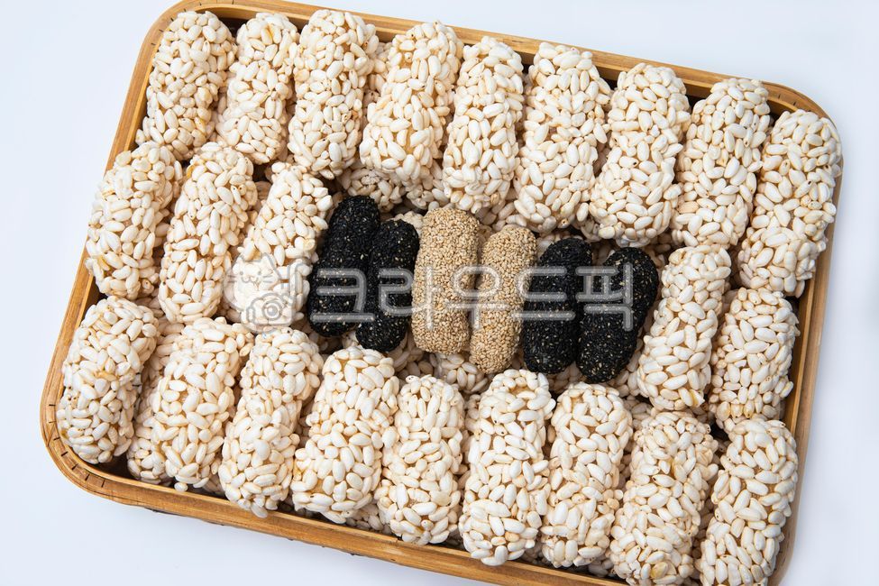 한과,유과,강정,과자,간식,깨강정,검정깨강정,명절음식,전통음식,설날음식,추석음식,영양과자,영양식,명절,설날,추석,음식,요리,맛있는,찹쌀과자,바구니,광주리,대나무바구니,함바구니,함통,박스,koreanswects,yugwa,gangjeong,gaegangjeong,holidayfood,holiday,traditionalfood,newyearadayfood,chuseokfood,food,cooking,snack,delicious,swettness,sweet,glutinousricecookies,thanksgiving,newyear,hamboobox,box,shipbox,basket,namper