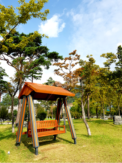 plant,식물,grass,잔디,tree,나무,양산시,거리,금산근린공원,벤치,흔들의자,나무의자,자연,풍경,nature,landscape