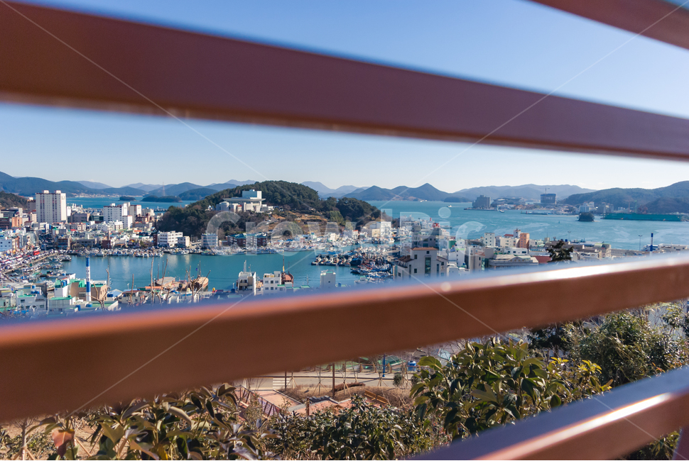 통영,바다,sea,틈,마을,도시,풍경,city,landscape,한국도시풍경,한국도시경관,korea cityscape,banister,난간,handrail,railing