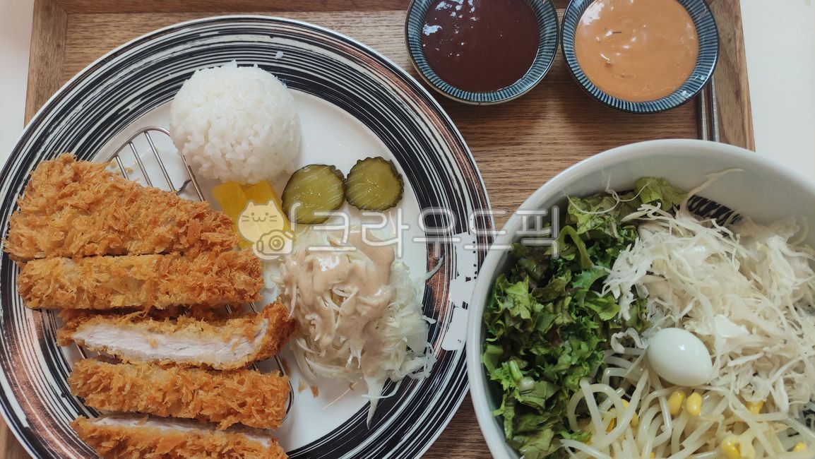 돈까스,돈가스,밥,쫄면,돼지고기,튀긴,음식,식사,1인분,준비된,식당,튀겨진,야채,채소,소스,접시,쟁반,food