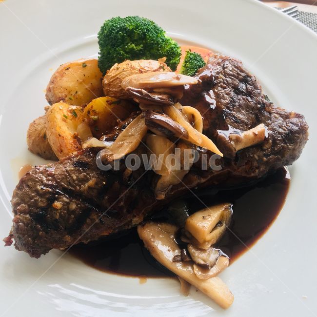 스테이크,음식,food,dish,meal,식사,요리,레스토랑,고급진,양식,steak,호텔,플레이팅,plaiting,버섯,mushroom,소스