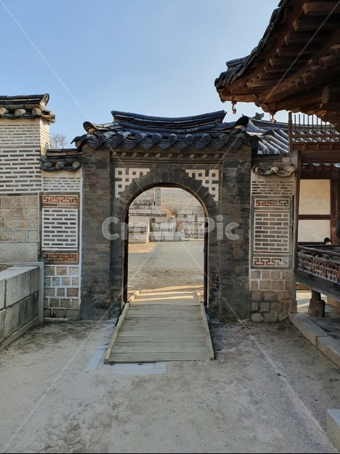 창덕궁,문,프레임,후원,겨울,전통건물,기와,벽돌,하늘,오래된것,고즈넉,한국전통,한국문화,korean traditional,korean culture,건축물,건물외관,exterior,building,structure,architecture,construction