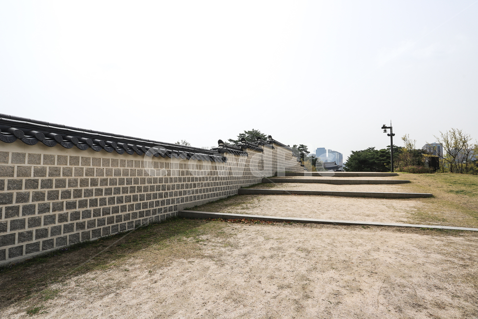 경복궁,문화재,서울,건축,궁전,지붕,기와,돌담,돌기둥,고건축,종로구,한국,기둥,흙길,나무,하늘,야외,담장,담,벽돌담,산책,한국전통,한국문화,korean traditional,korean culture,건축물,건물외관,exterior,building,structure,architecture,construction