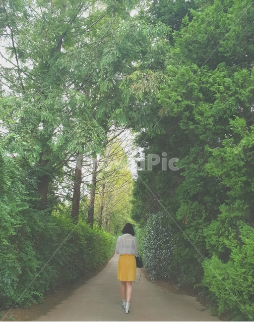 outdoors,person,옥외,사람,human,인간,clothing,의류,apparel,의복,garden,정원,뒷모습,노란색,초록색,여성,색채,color,여름,계절,summer,season,사람,인물,인간,human,person,여성,여자,woman,female,lady,여행,휴가,traveling,vacation,trip