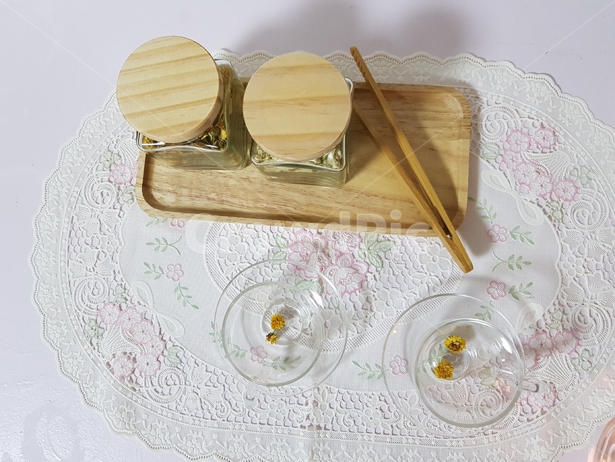 국화,국화차,집게,나무집게,나무쟁반,유리잔,유리찻잔,음료수,drink,beverage