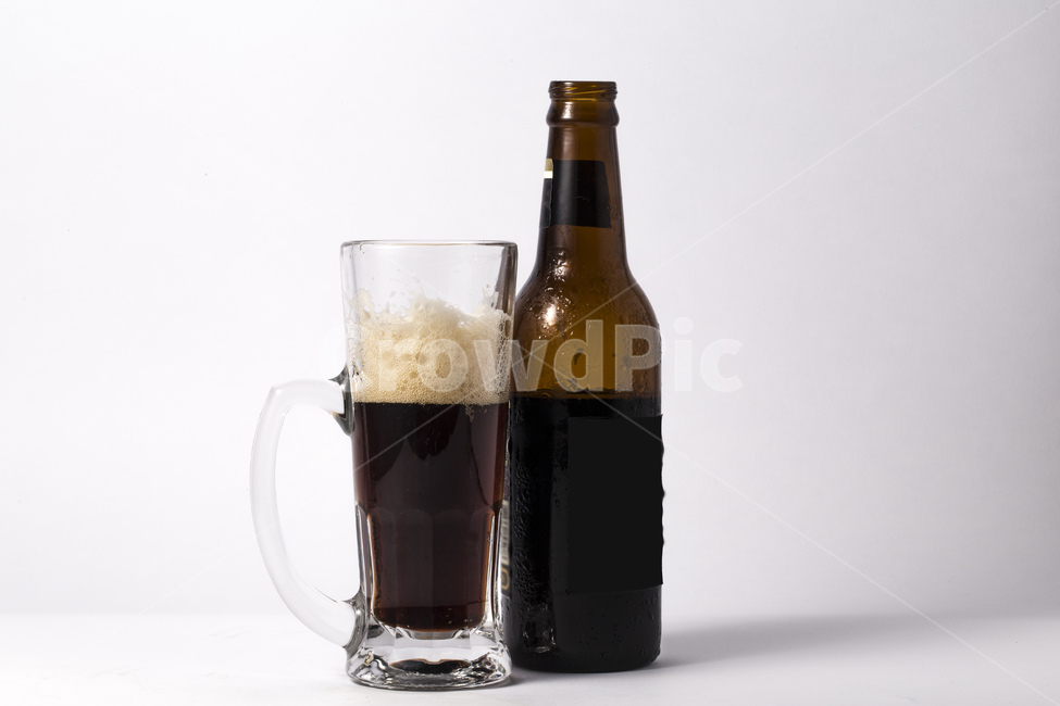 흑맥주,맥주,맥주잔,알콜,500,오백,술잔,투명,유리,손잡이,거품,한잔,술병,병,맥주병,술,주류,alcohol