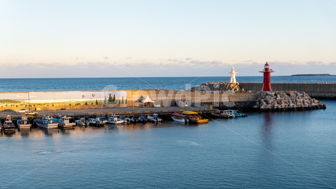 water,물,waterfront,워터프론트,dock,독,port,포트,어선,배,낚시배,제주,제주도,하효항,항구,바다,하늘,해질녘,정박,등대,lighthouse,등대,lighthouse