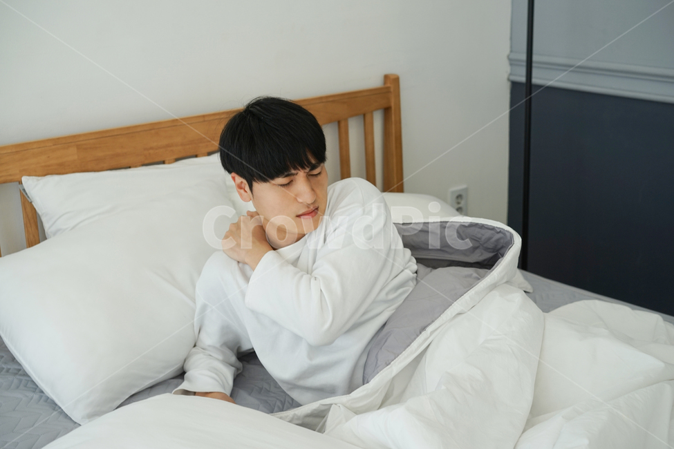 남성,남자,침대,침실,방,실내,이불,아침,어깨,비몽사몽,기상,사람,인물,인간,human,person,남성,남자,man,male