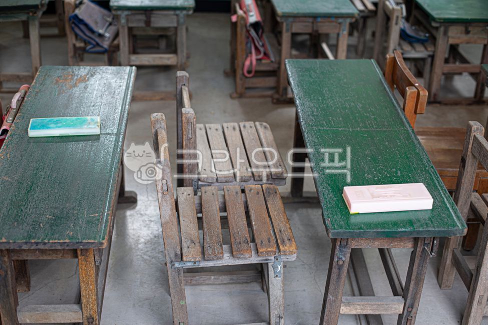 elementary school,school bag,memory,pencilcase,desk and chair,chair,classroom,table