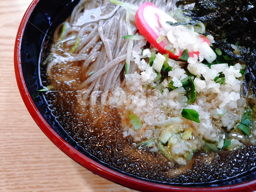 모밀,냉모밀,메밀국수,메밀,여름별미,면요리,점심,음식,시원한,cool,cook,lunch,food,분홍색,김,검정색,초록색,쪽파,살얼음,얼음,ice,면,noodle,푸드,소바,그릇,국수,간장,건강한식생활,파,일본,식사,어묵,갈색,아시아,무우,오이,더위,여름