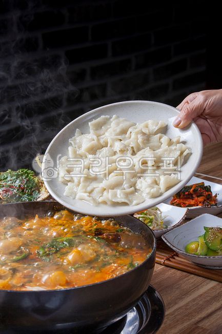 Korean traditional cuisine,nutritious cuisine,Jjagigi Spicy Soup,Freshwater spicy stew,handmade bisari,Korean traditional food,Korean folk food,Spicy stew sari,Spicy crab and catfish stew,nutritious food,Spicy fish stew,delicacy,noodles,folk food,health f