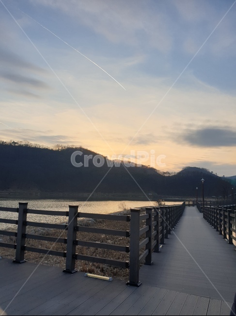 호수,산책로,노을,분위기,물,빛반사,물빛,자연,풍경,nature,landscape,railing,난간,handrail,banister,water,waterfront,워터 프론트