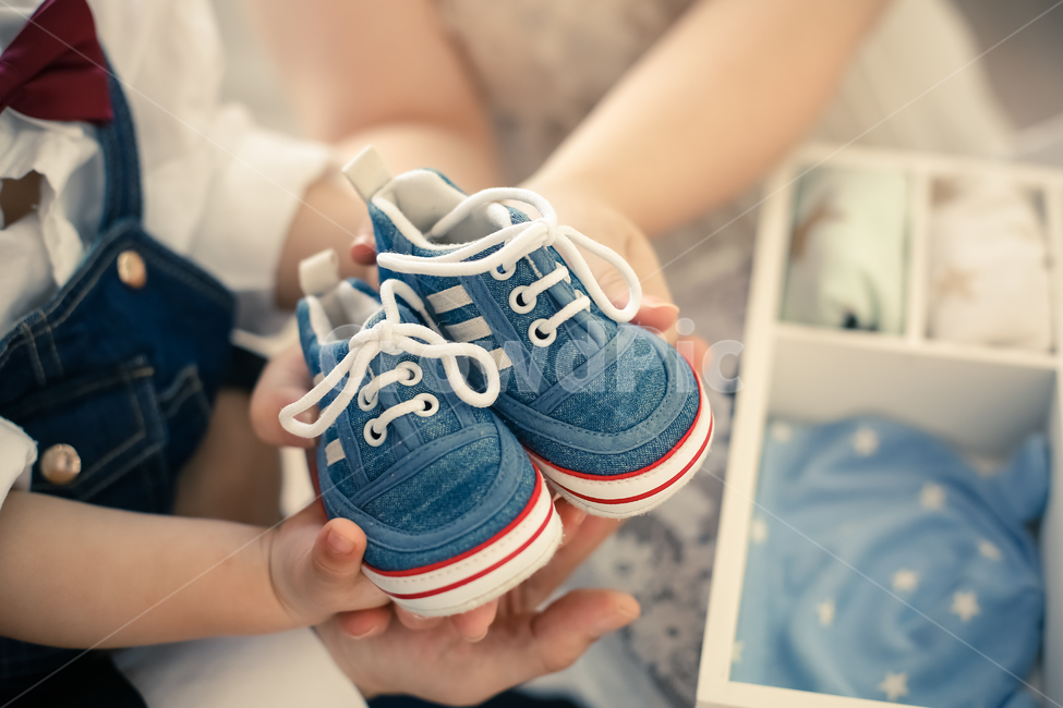 shoe,footwear,신발류,아기산발,아가운동화,사람,인물,인간,human,person,가족,패밀리,family,영유아,아기,애기,아이,infants,baby