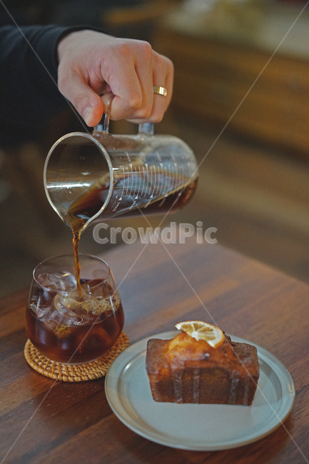 커피,카페,coffee,cafe,음료,디저트,파운드,빵,사람,인물,인간,human,person,신체일부,몸,body,음식,식재료,요리,food,cook,meal,dishes,food reserves,빵,bread,디저트,간식,후식,dessert,snack,커피,카페,coffee,cafe,감성,sensible,feeling