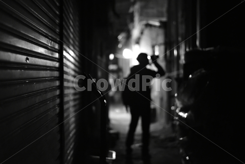 밤,골목,골목길,road,도로,town,도시,city,거리,street,어반,urban,시티,building,건물,person,사람,복도,corridor,인간,human,골목길,alley,흑백,모노톤,monochrome,black and white