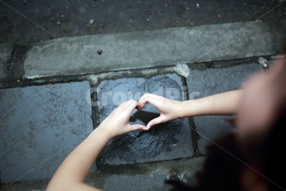하트,HEART,손하트,보도블럭,길거리,여자손,손,자연적,자연,사람,인물,인간,human,person,신체일부,몸,body,감정표현,기분,feeling,emotion