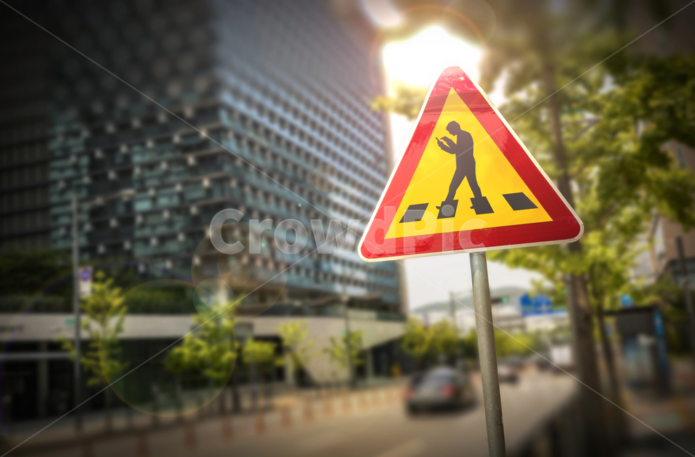 smartphone,social phenomenon,traffic accident,turtle neck,road sign,danger,accident,notification,crosswalk,problem,mobile phone,warning,Sign,signal,caution