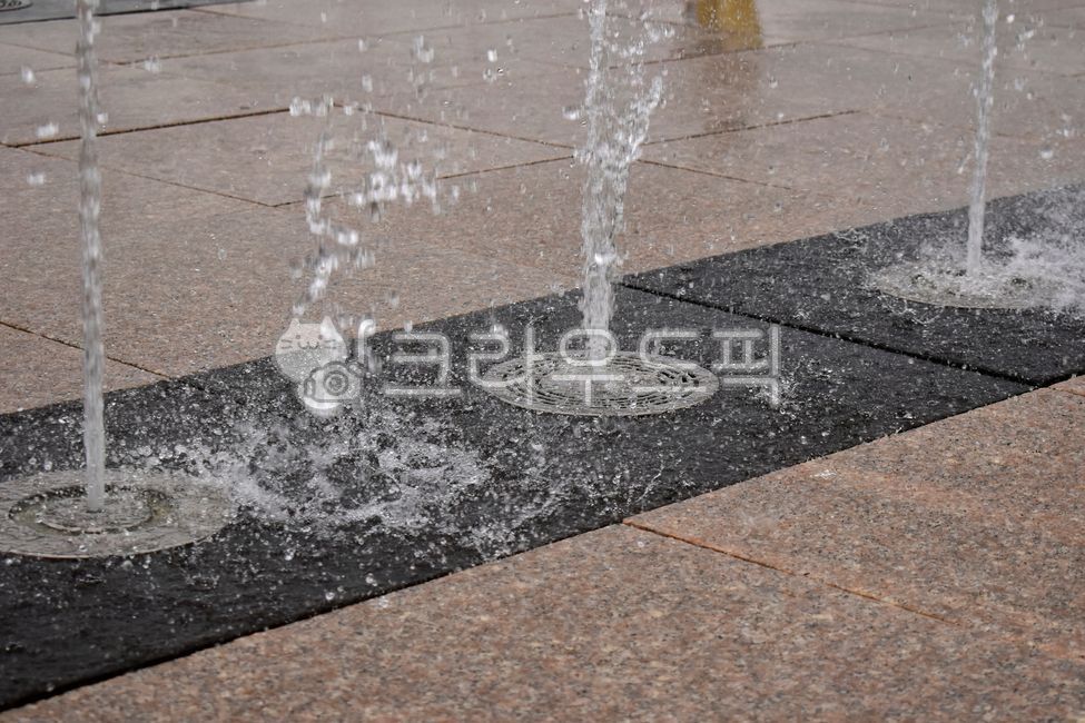 water hole,water playground,fountain,floor fountain,floor water fountain,watercourse,Aquatic facilities,floor,water,underground fountain