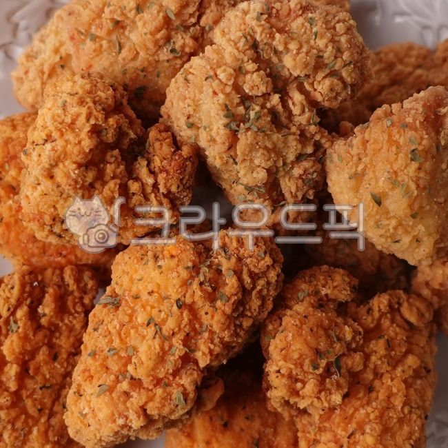 치킨,튀긴치킨,후라이드치킨,치킨근접,순살치킨,치킨텍스처,바삭바삭,튀김,튀김옷,야식,음식,후라이드,chicken