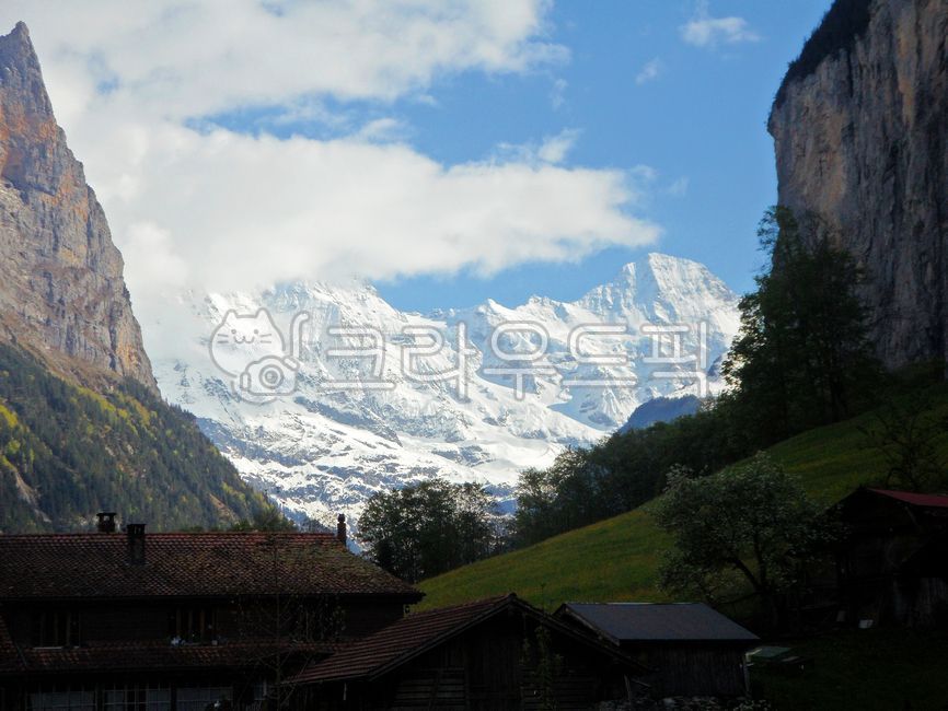 Foreign natural scenery,Overseas natural scenery,path,overseas scenery,mountain,lauterbrunnen,road,mountainouslandforms,sight,farm,switzerland,Passage,field,plant,world natural scenery,valley,alps,Hill,cliff,Swiss,grass,plants,plateau,Lauterbrunnen,pastur