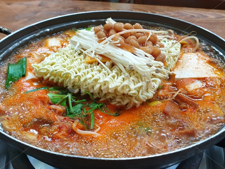 부대찌게,한국음식,매운음식,음식,한식,얼큰,라면,budaejjigae,soup,koreansoup,koreantraditionalsoup,koreanfood,spicyfood,cuisine,음식,식재료,요리,food,cook,meal,dishes,food reserves,한식,한국음식,한국요리,korean food,korean dishes,korean meal,korean cook