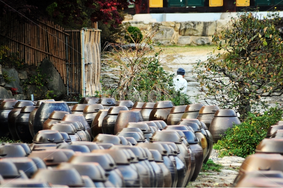 절,산사,항아리,스님,명승지,전통항아리,한국전통,한국문화,korean traditional,korean culture