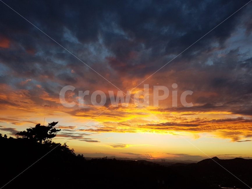 일몰,석양,구름,서울의하늘,풍경,자연,풍경,nature,landscape,outdoors,옥외,sky,하늘,red sky,붉은 하늘,dusk,황혼,dawn,새벽,sunset,sunlight,햇빛