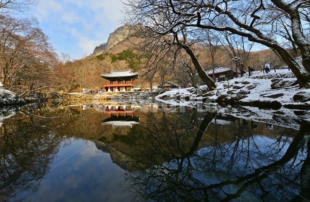 장성,백양사,백양사설경,연못,백암산,쌍계루,반영,물,겨울,설경,눈,자연,경치,풍경,building,건물,architecture,건축물,겨울,계절,winter,season,한국자연풍경,한국자연경관,korea nature landscape