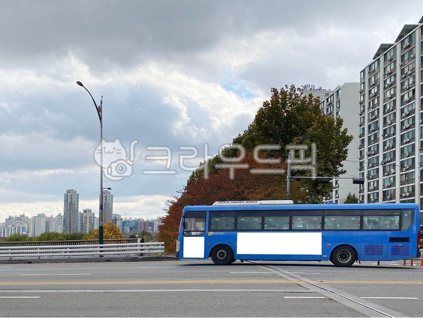 버스,버스광고,목업,목업이미지,광고,광고판,차량광고,시내버스광고,부착광고,옥외광고,판넬,비즈니스,상업광고판,도시배경,사인보드,상업광고,커머셜,비어있는,프레임,광고디자인,빈공간,배경,바탕,백그라운드,사각형광고판,차량,교통수단,bus,busadvertisement,mockup,mockupimage,billboard,vehicleadvertisement,citybusadvertisement,advertisement,outdooradvertisement,panel,business,commercialbillboard,citybackground,signboard,commercialadvertisement,commercial,free,frame,advertisingdesign,emptyspace,background