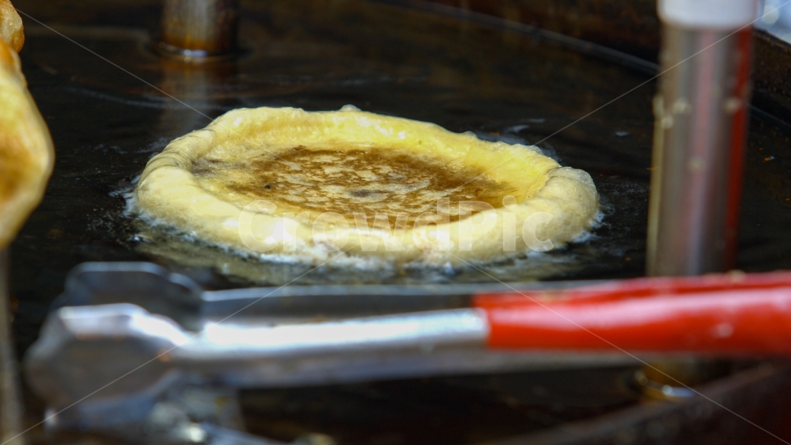 drool,oil plate,cheap,Midnight Snack,golden brown,food,Beef bowl,market,warm,traditional market,flour,Korean food,Hotteok,fire,traditional food,Hotteok Nureugae,press,send