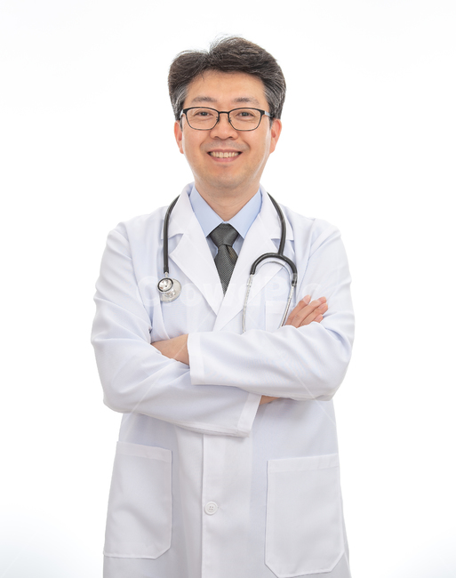남자,의사,남성,누끼,중년,1인,안경,한국인,동양인,흰색배경,밝은,얼굴,전문직,의료,직업,건강,40대,흰배경,카피스페이스,정면,의학,병원,진료,흰색,자신감,아시아인,50대,질병,보건,주치의,카피,스페이스,위생,유니폼,한국사람,일본인,중국인,사람,1명,상반신,사람,인물,인간,human,person,남성,남자,man,male,의료,의학,병원,medical,hospital,clinic