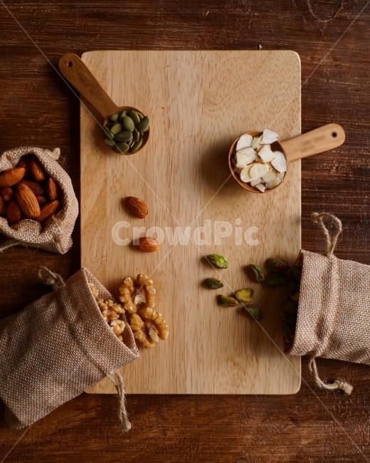 견과류,아몬드,피스타치오,호박씨,호두,견과류스타일링,나무도마,음식,식재료,요리,food,cook,meal,dishes,food reserves,콩류,견과류,beans,pulse,nuts,dry fruits,디저트,간식,후식,dessert,snack,연출,컨셉,콘셉,direction,concept