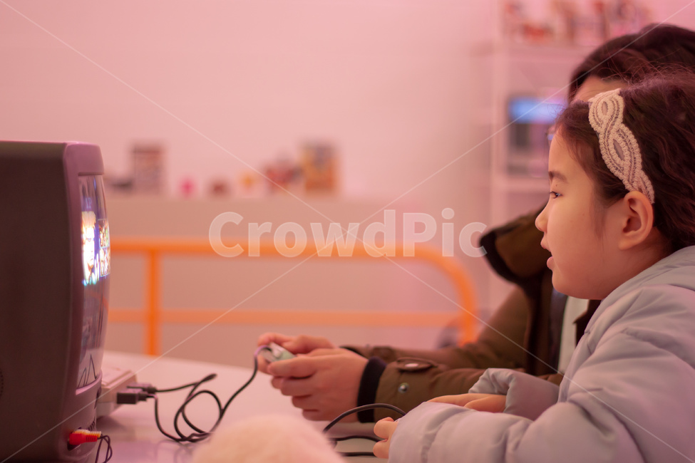 오락,가족,엄마,딸,행복,happy,excited,mother,daughter,game,family,female,girl,child,amusement,amusing,amused,exciting,hairband,joy,retro,사람,인물,인간,human,person,어린이,어린아이,child,children,kid,게임,오락,놀이,game,play