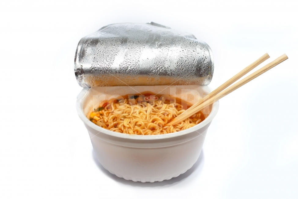 컵라면,라면,음식,야식,인스턴트,매운,일회용,요리,맛있는,간편한,간식,식사,면발,면,즉석,스프,편의점,휴게소,불은,불다,뜨거운,젓가락,나무,나무젓가락,사발면,패스트푸드,물방울,방울,물,국물,갈색,붉은,호르몬,환경호르몬,한끼,혼밥,맛,라멘,3분,뜨거운물,그림자,흰배경,누끼,푸드,다이어트,식욕,허기,배고픔,뚜껑,용기,그릇,플라스틱,폴리에틸렌,재활용,오브젝트,음식,식재료,요리,food,cook,meal,dishes,food reserves,면류,면요리,noodles,한식,한국음식,한국요리,korean food,korean dishes,korean meal,korean cook,연출,컨셉,콘셉,direction,concept,누끼,remove background
