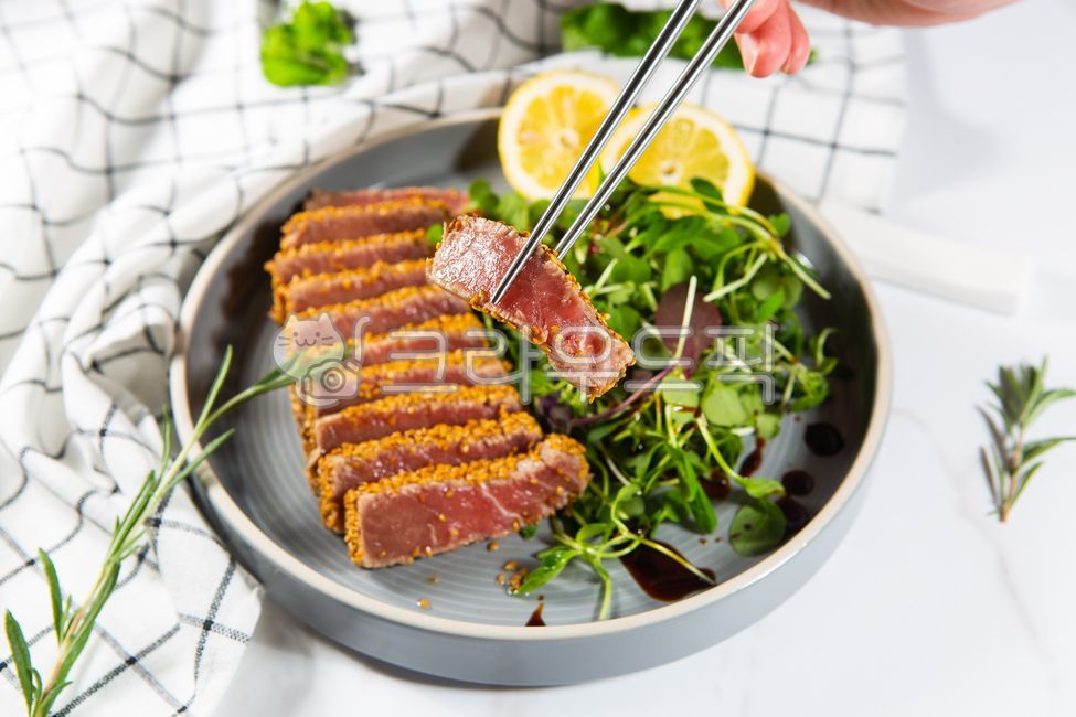 tuna,tuna dish,Tuna tataki salad,Tuna tartare,Tuna tataki