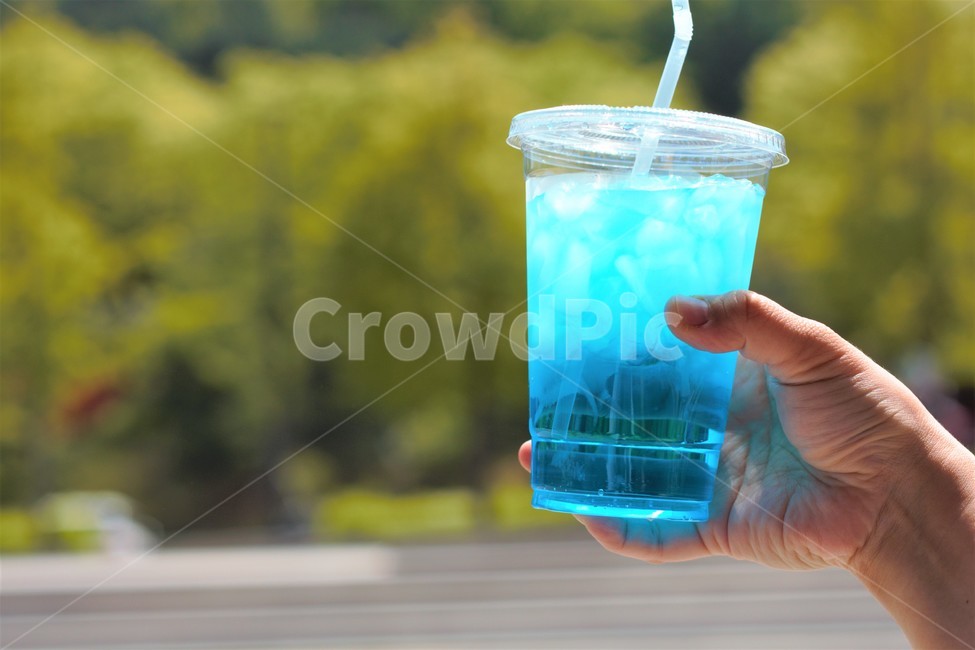 음료수,음료,에이드,손,여름,블루,blue,summer,블루레몬에이드,레몬에이드,lemonade,시원한,상쾌한,차가운,cool,refresh,리프레쉬,빨대,straw,beverage,컵,cup,투명한,transparent,야외,드링킹,drinking,drink,closeup,클로즈업,ice,아이스,여름,계절,summer,season,음료수,drink,beverage